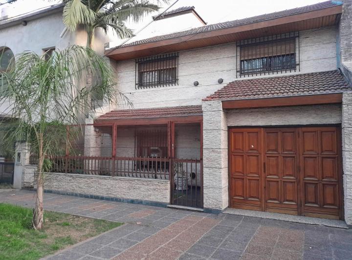 Casa · 130m² · 4 Ambientes · 2 Cocheras