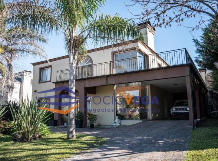 Casa · 335m² · 6 Ambientes · 2 Cocheras
