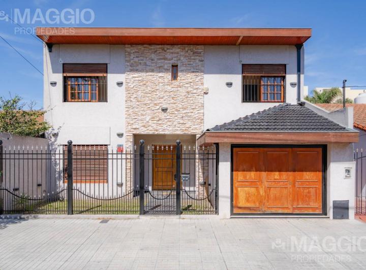 Casa · 400m² · 5 Ambientes · 2 Cocheras