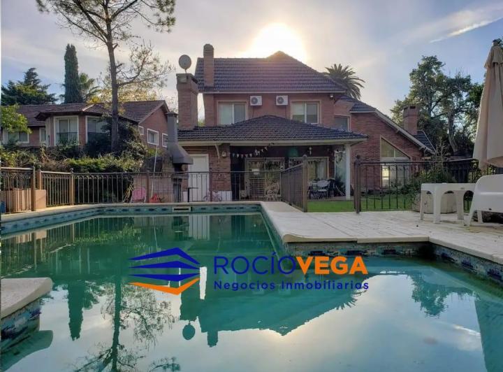 Casa · 218m² · 5 Ambientes · 1 Cochera