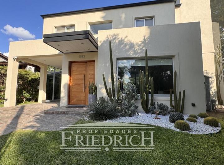Casa · 180m² · 4 Ambientes · 5 Cocheras