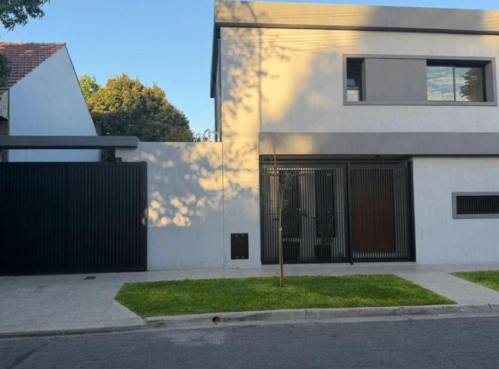 Casa · 115m² · 4 Ambientes · 2 Cocheras