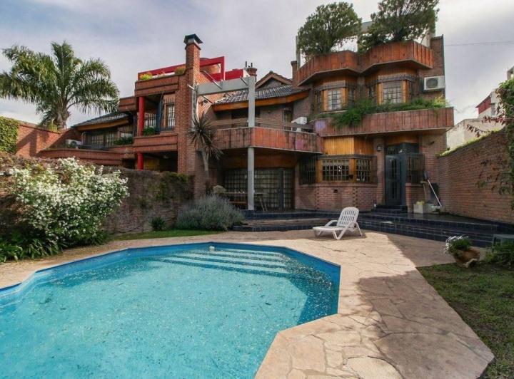 Casa · 451m² · 8 Ambientes · 3 Cocheras