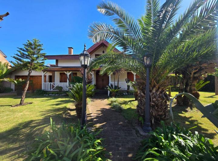 Casa · 354m² · 6 Ambientes · 3 Cocheras