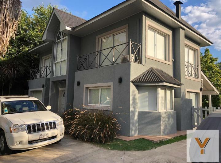 Casa · 220m² · 4 Ambientes · 1 Cochera
