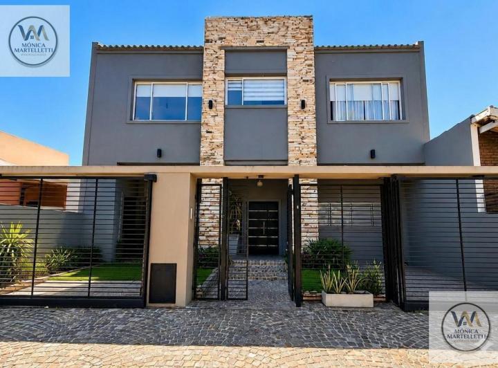 Casa · 260m² · 6 Ambientes · 2 Cocheras
