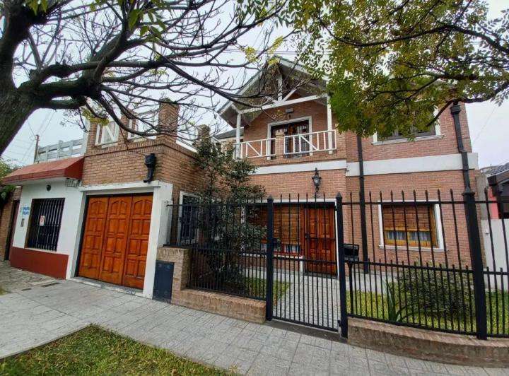 Casa · 180m² · 5 Ambientes · 2 Cocheras