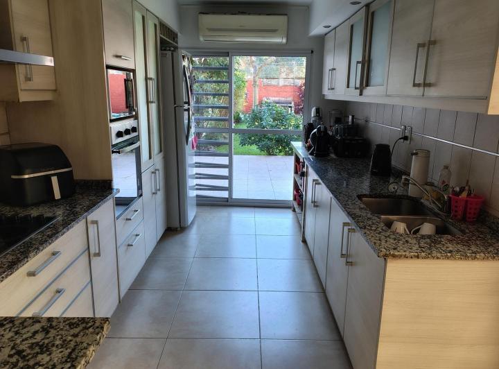 Casa · 178m² · 4 Ambientes · 2 Cocheras
