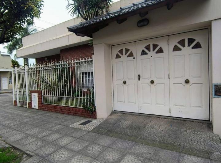Casa · 130m² · 4 Ambientes · 3 Cocheras
