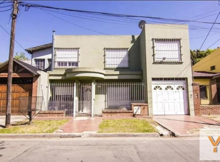 Casa · 225m² · 7 Ambientes · 3 Cocheras