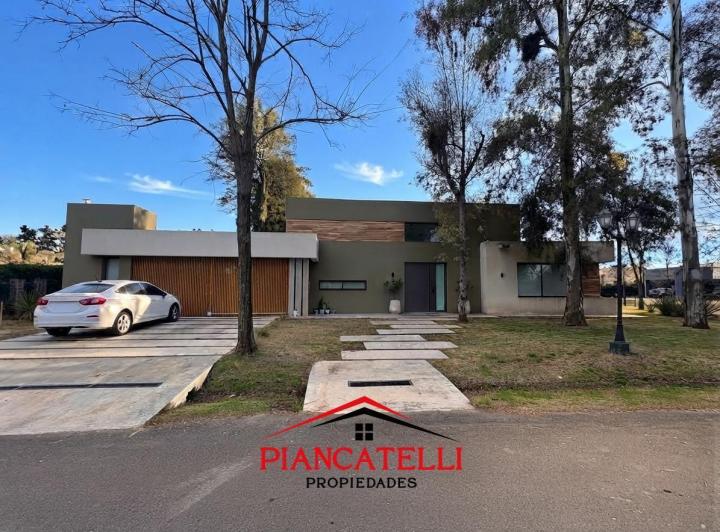 Casa · 240m² · 4 Ambientes · 4 Cocheras