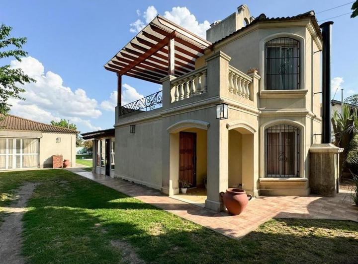 Casa · 200m² · 3 Ambientes · 3 Cocheras