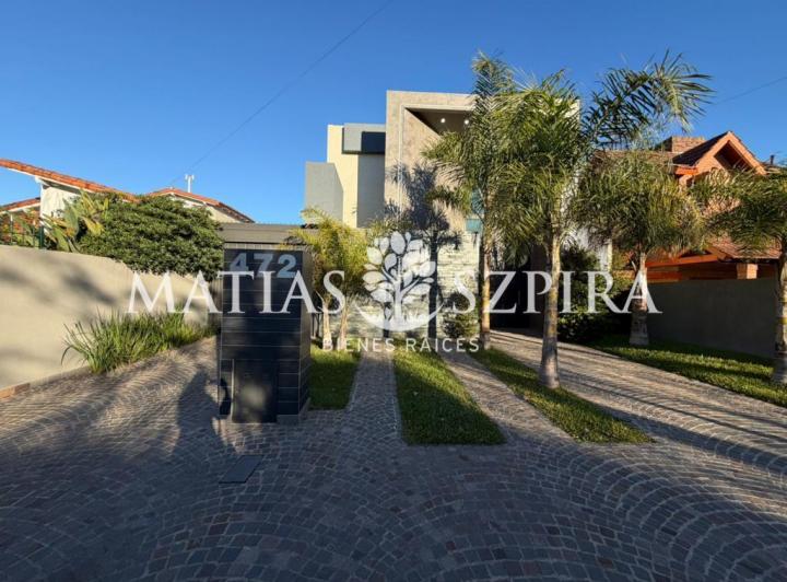 Casa · 290m² · 4 Ambientes · 4 Cocheras