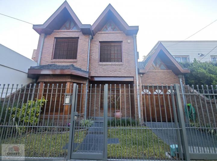 Casa · 211m² · 5 Ambientes · 2 Cocheras