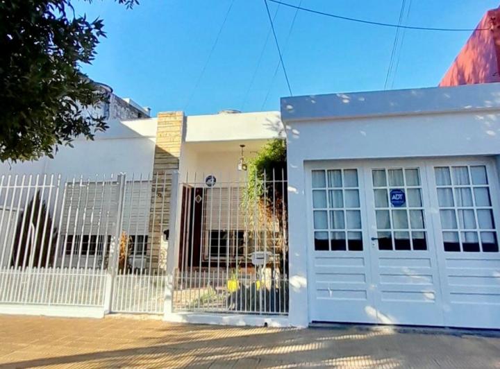 Casa · 125m² · 3 Ambientes · 2 Cocheras