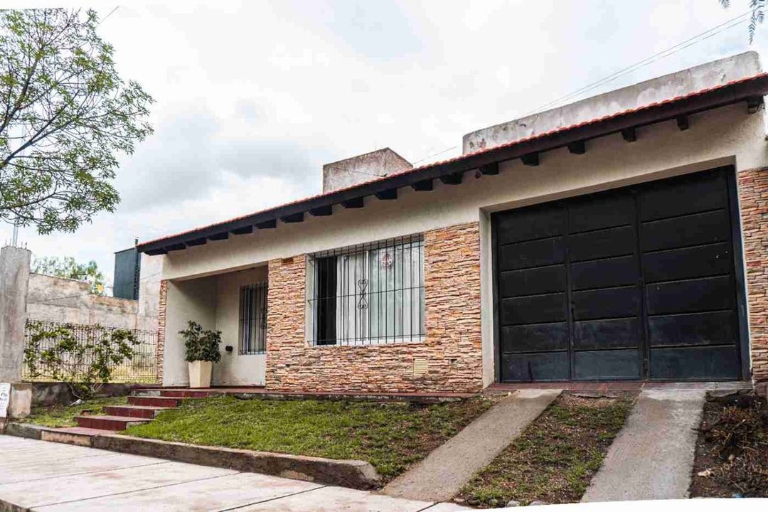 CASA 2 DORMITORIOS 800 MTS. COLEGIO MARISTAS