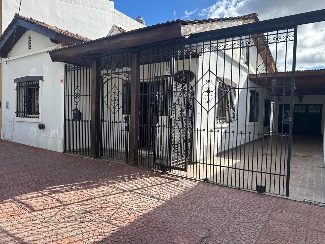 Casa de estilo colonial en venta en Bella Vista