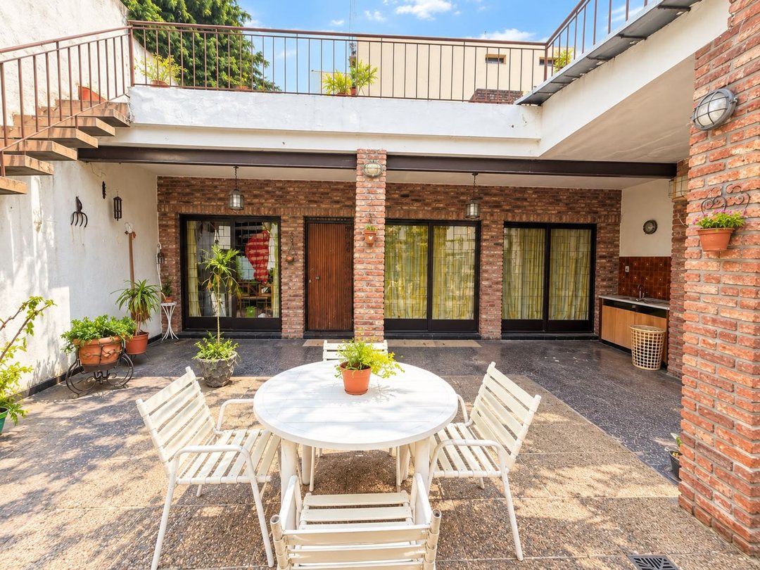 VENTA CASA EN LOTE PROPIO CON QUINCHO – VERSALLES