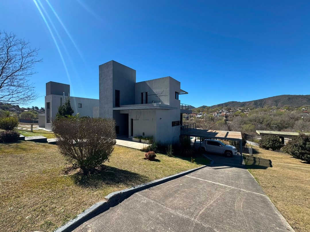 VENTA CASA DE CATEGORÍA COUNTRY ALTOS DE C.PAZ
