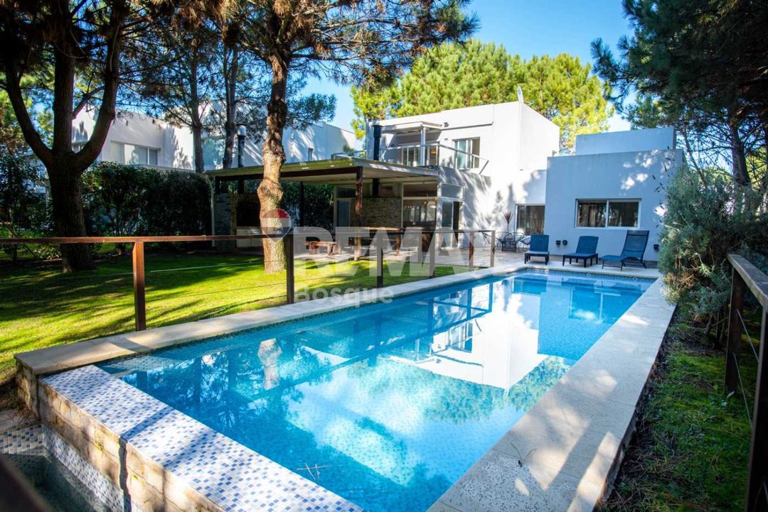 CASA VENTA COSTA ESMERALDA - FONDO LIBRE AL GOLF