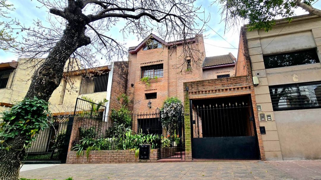 CASA CON COCHERA, PATIO Y PLAYROOM – VILLA URQUIZA