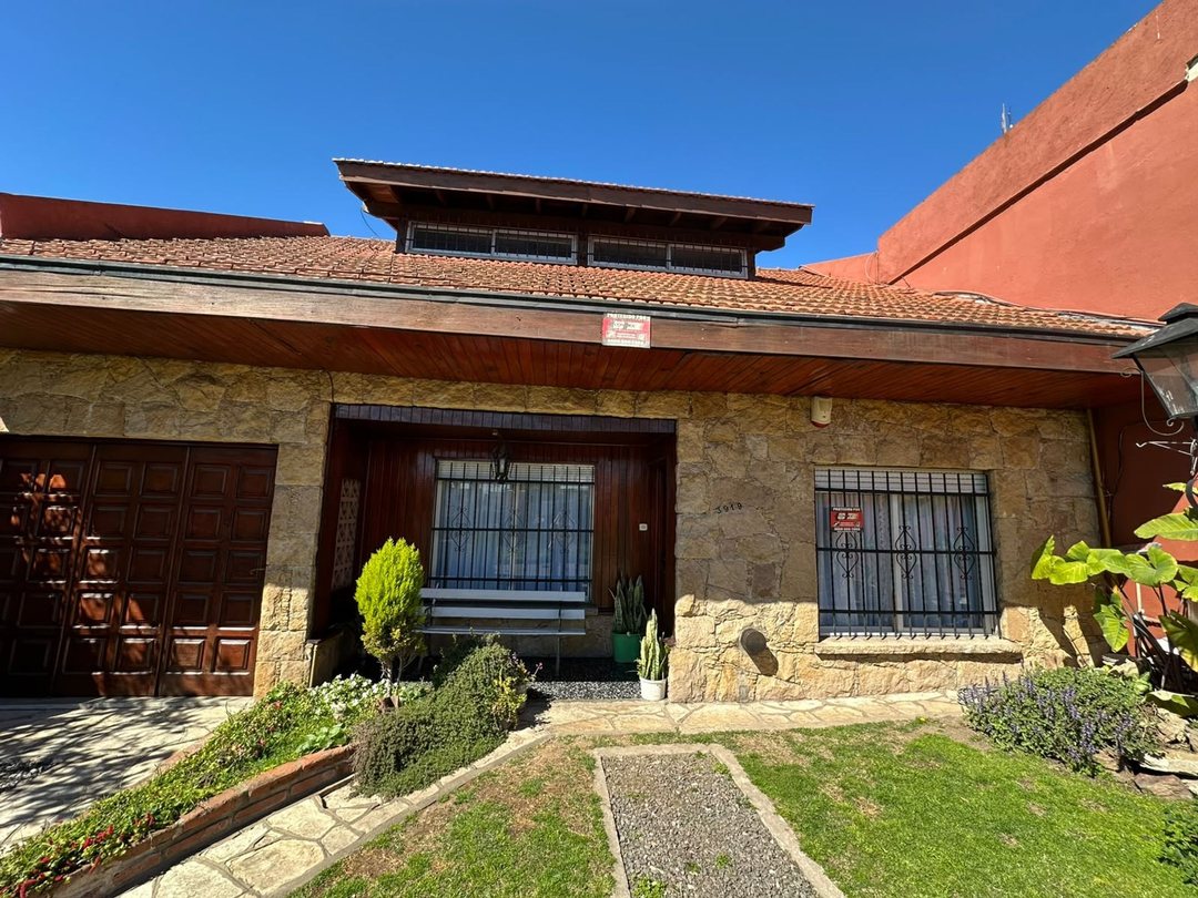 CASA EN VENTA LOMAS DE ZAMORA 4 AMBIENTES PARQUE