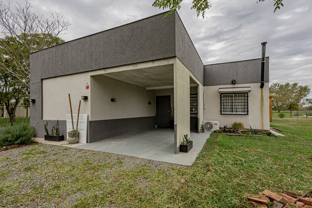 CASA 4 AMB + PILETA. LOTE 1700 MTS