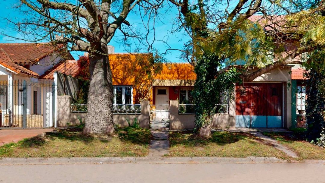 VENTA CASA 3AMBIENTES CON JARDÍN–BARRIO EL GAUCHO