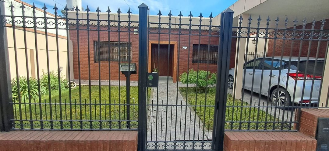 CASA 5 AMBIENTES, QUINCHO, JARDIN Y PILETA