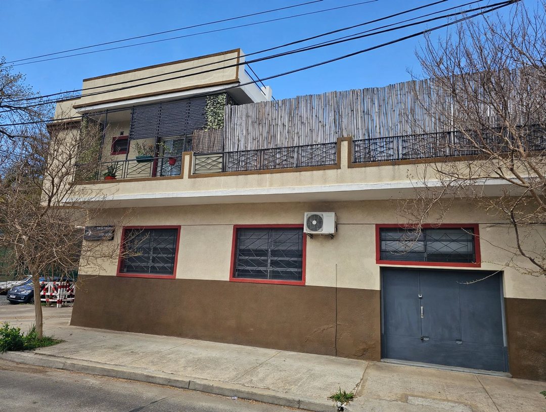 CASA CON OFICINA,QUINCHO Y  COCHERA A LA VENTA