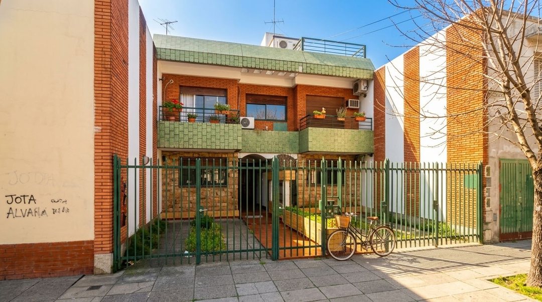 VELEZ SARSFIELD VENTA DUPLEX 4 AMB COCHERA PATIO