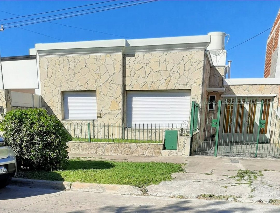 Casa 2 Dormitorios en venta Berisso con Quincho