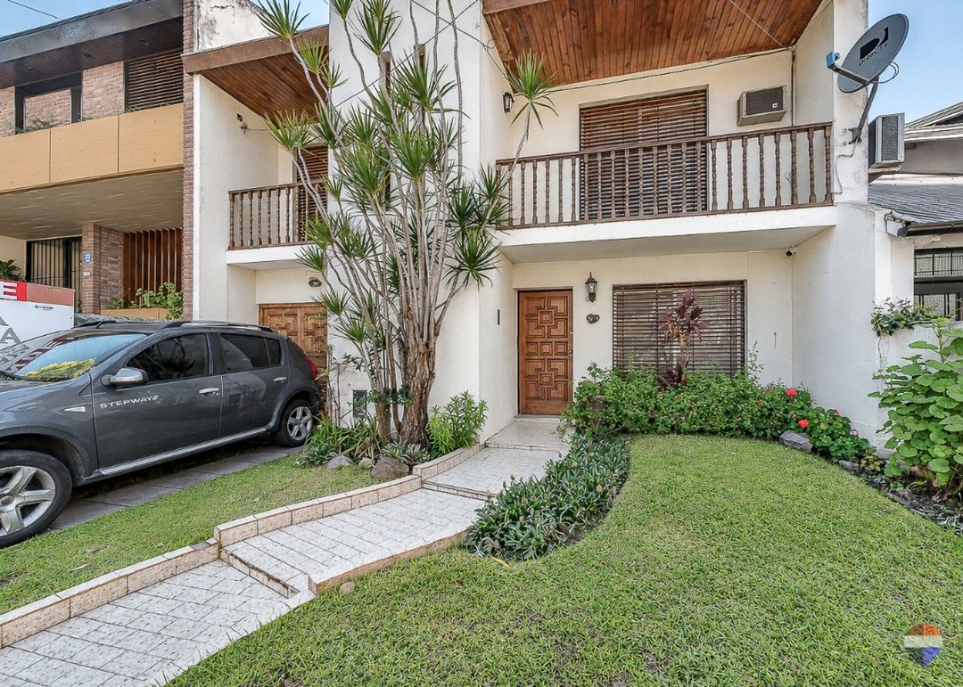 CASA  2 PLANTAS PARQUE QUINCHO PARRILLA COCHERAS