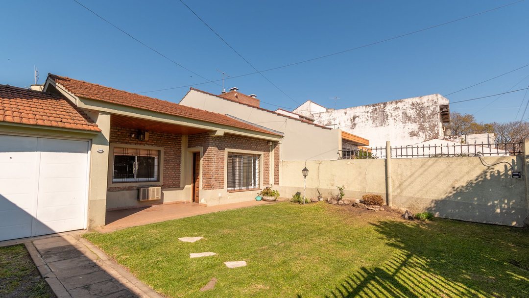 VENTA CASA 4AMB C/ PARQUE EN CASTELAR