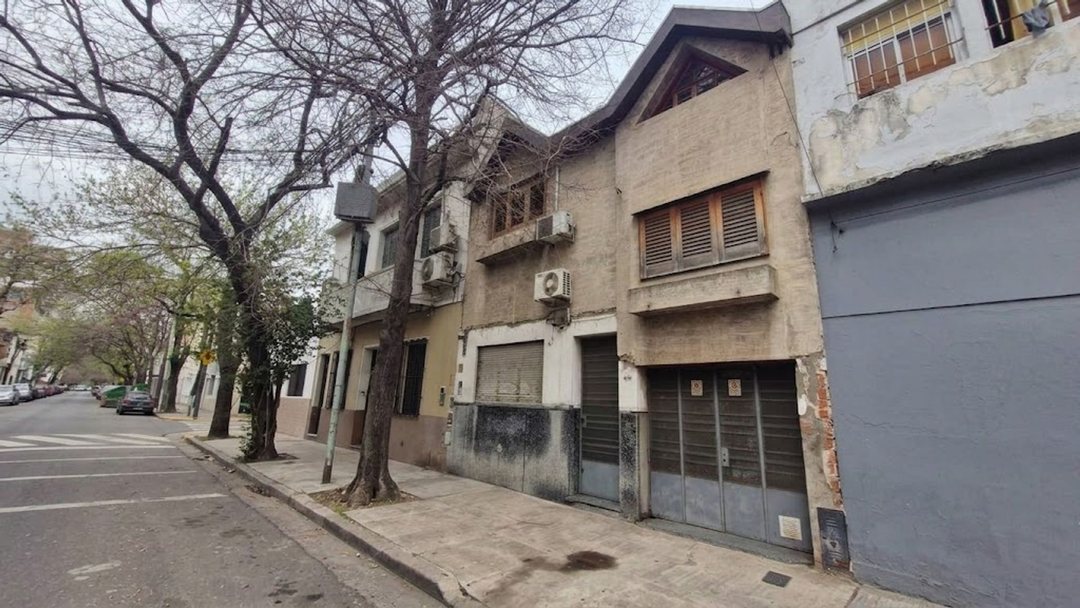 VENTA CASA CON COCHERA PARRILLA FLORESTA