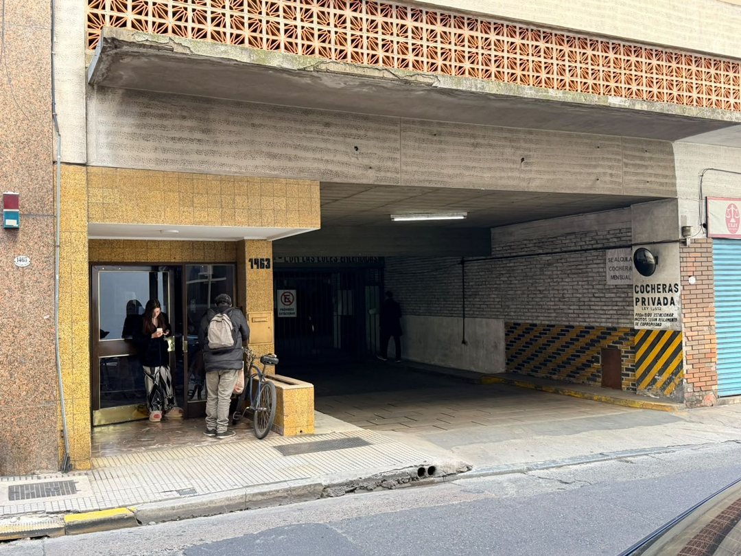 VENTA COCHERA FIJA Y CUBIERTA EN SAN NICOLAS