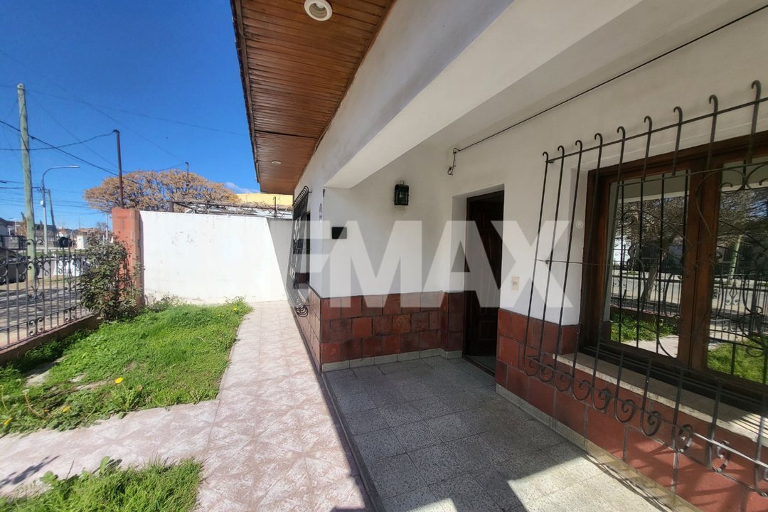 VENTA CASA 6 AMBIENTES  CENTRO DE PLOTTIER