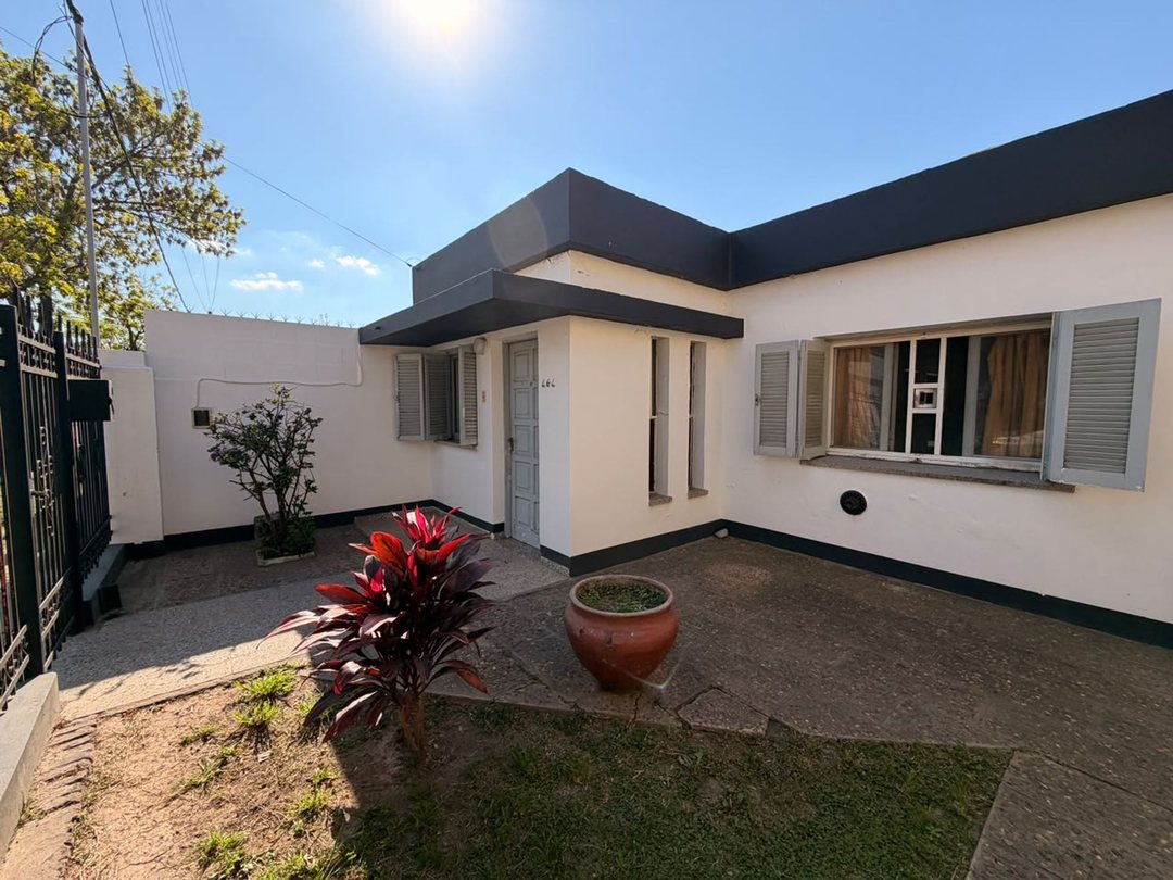 VENTA / CASA / AMPLIO PATIO / SERVICIOS / RAFAELA