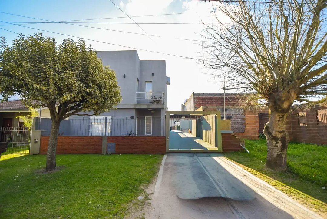 VENTA CASA 4  AMB CON QUICHO Y GARAGE PASANTE