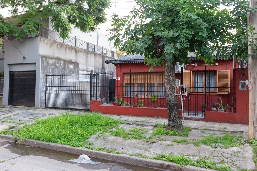 VENTA CASA A REFFACIONAR EN CASTELAR - PERMUTA
