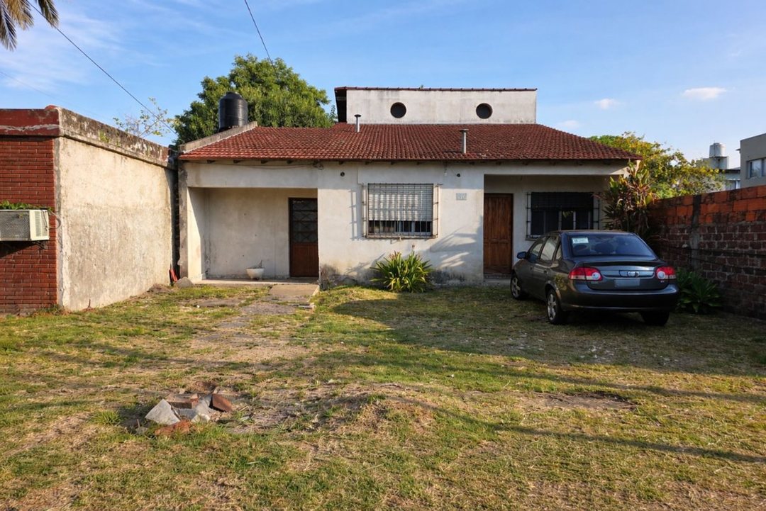 VENTA CASA 5 AMB Y 2 AMB A REFACCIONAR ITUZAINGO