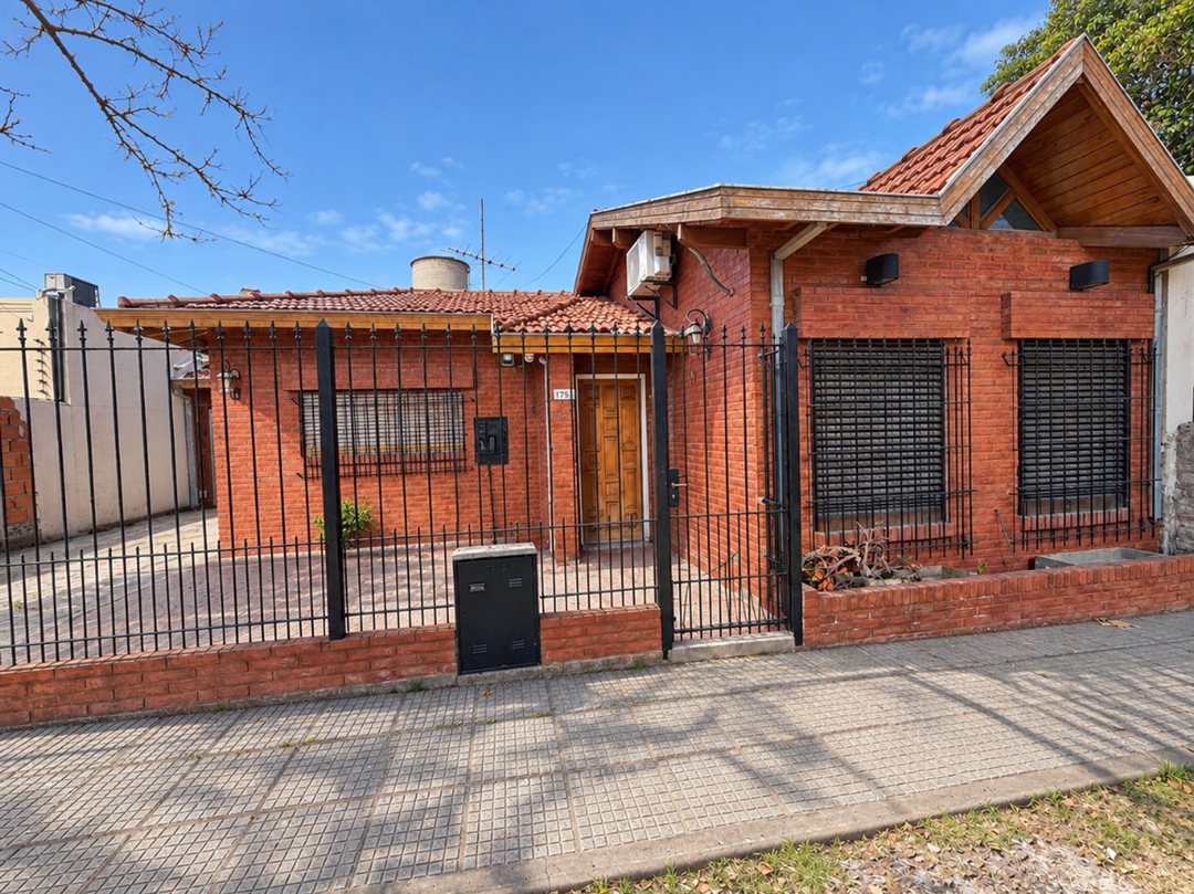 VENTA CASA 4 AMBIENTES JARDIN COCHERA ITUZAINGO
