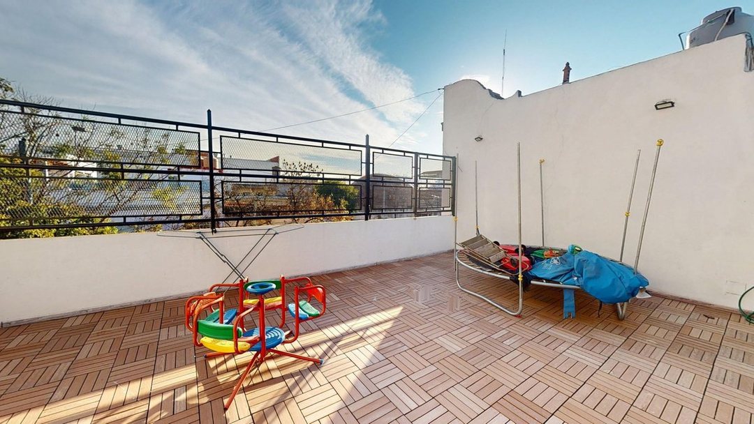CASA TRIPLEX en venta con TERRAZA y QUINCHO