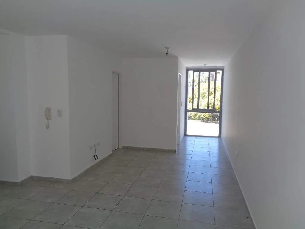 UN DORMITORIO , GAS Y LUZ ACTIVOS SOLO CAMBIO DE TITULARIDAD