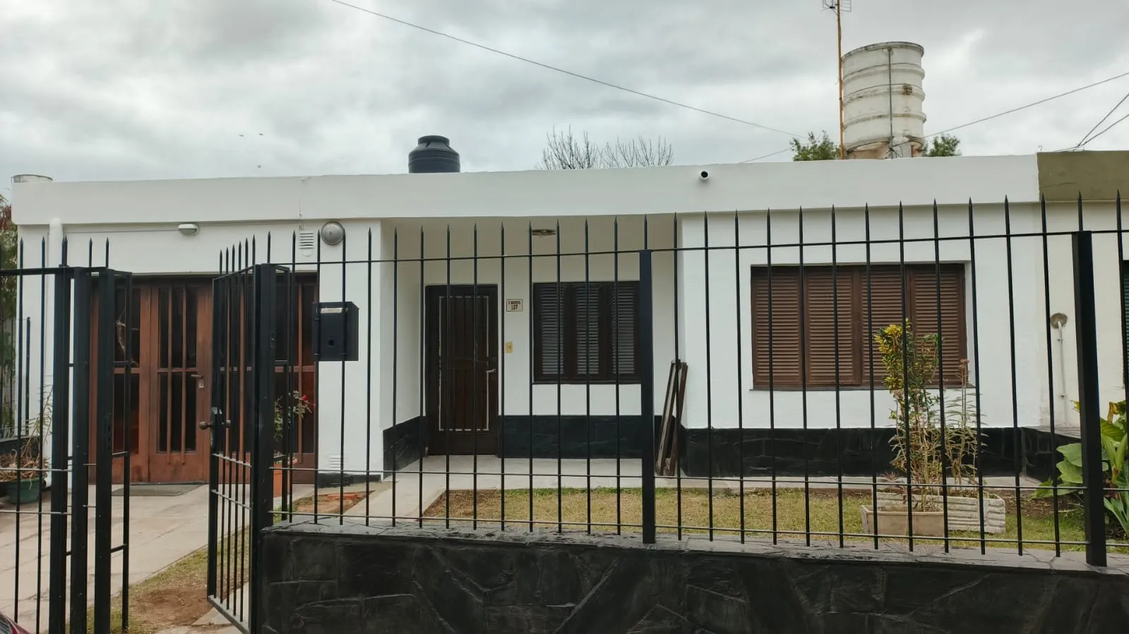 CASA EN ENTA ARGUELLO, SILVANO FUNES 2 CASAS DE 2 DORMITORIOS CADA UNA C/PATIO