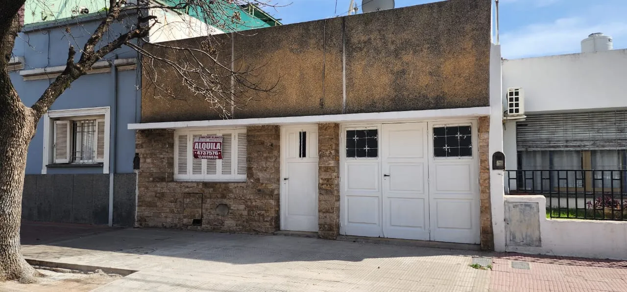 Barrio Pueyrredón. A metros de Av. Patria! Casa en alquiler reciclada! Todo Planta Baja. 2 Dormitorios. Garage. Patio.