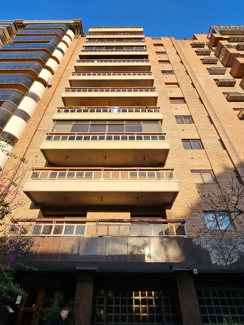 PISO COMPLETO FRENTE A LOS CAPUCCINOS