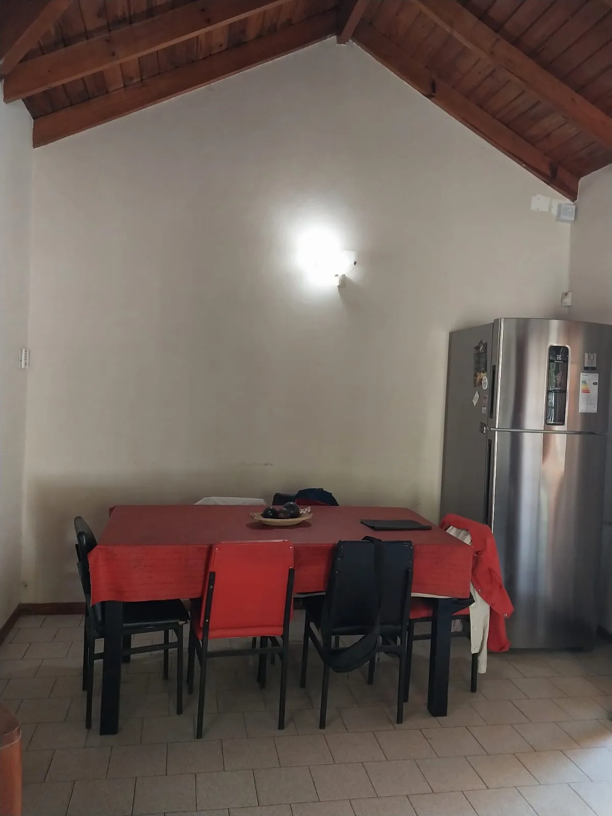 !!VDO. EXC CASA 2 DORM. CON GRAN PATIO A CDRAS DE P. CLARET!!