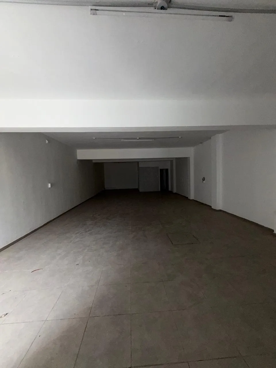 Local comercial en alquiler – 126 m² | Rev. de Mayo 1467