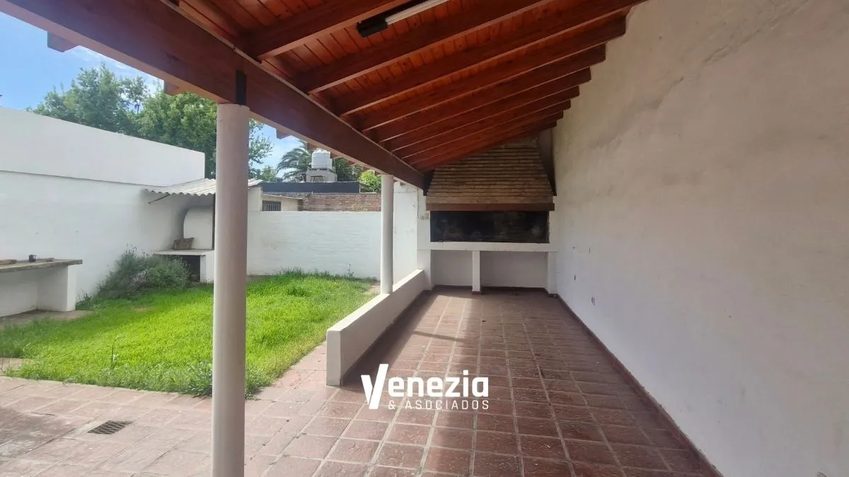 -ALQUILER!! Hermosa Casa | 3 Dormitorios | 2 baños | Cochera | Patio